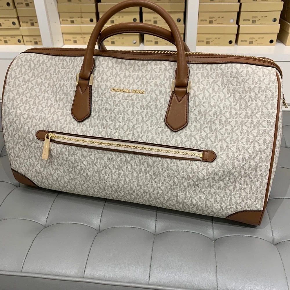 Michael Kors Travel Duffle Vanilla - Picture 5 of 7
